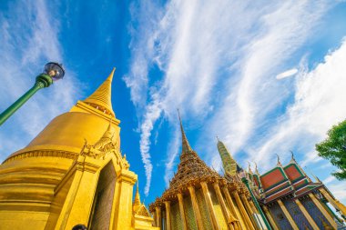 Zümrüt Buda tapınağı altın pagoda mavi gökyüzü Bangkok, Tayland manzaralı