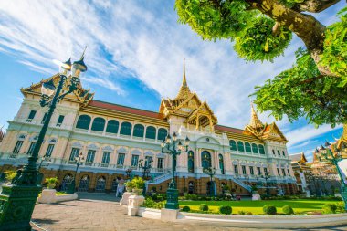 Zümrüt Buda tapınağı altın pagoda mavi gökyüzü Bangkok, Tayland manzaralı