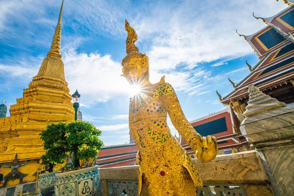 Szmaragdowy Budda Świątynia Złota Pagoda Błękitne Niebo Zwiedzaniem Chmur Bangkoku — Zdjęcie stockowe