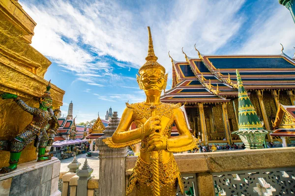 タイのバンコクで雲の観光とエメラルド仏寺黄金の塔青空 — ストック写真