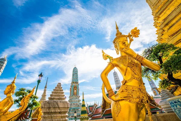 Zümrüt Buda tapınağı altın pagoda mavi gökyüzü Bangkok, Tayland manzaralı