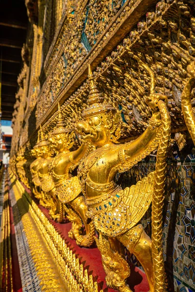 Smaragdová Buddha Chrám Zlatá Pagoda Modrá Obloha Mraky Vyhlídkové Bangkoku — Stock fotografie