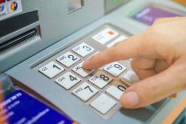 ATM 'nin şifreleme şifresiyle el girişi iş finansmanı