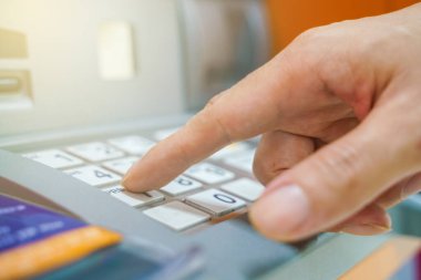 ATM 'nin şifreleme şifresiyle el girişi iş finansmanı