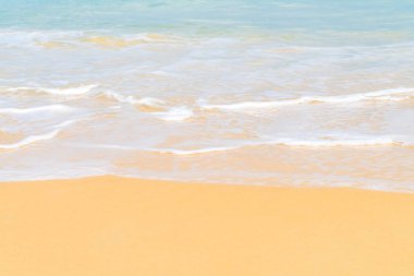 Deniz dalgası sahili beyaz kumsalda güneşli bir günde