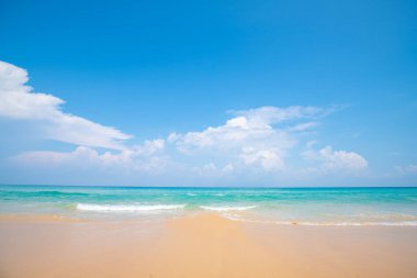 Deniz dalgası sahili beyaz kumsalda güneşli bir günde