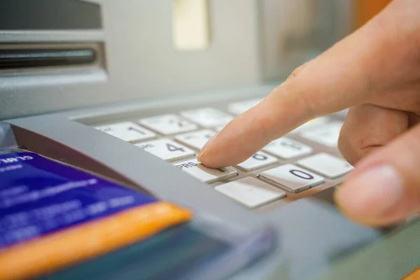 Εισαγωγή Χέρι Στο Pin Pad Της Atm Κωδικό Πρόσβασης Επιχειρηματική — Φωτογραφία Αρχείου