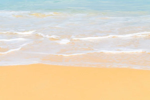 Морская Волна Берег Моря Пляже Белым Песком Солнечный День — стоковое фото