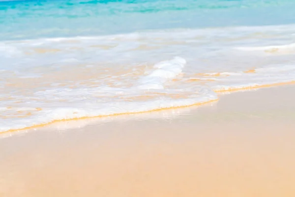 白い砂浜の海の波のビーチの海岸晴れた日 — ストック写真