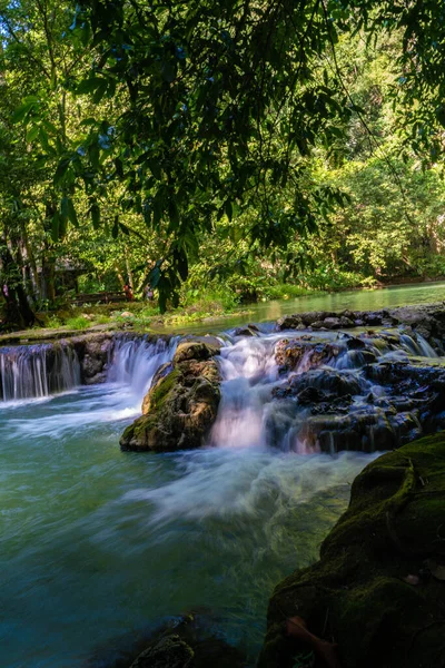 Водоспад Глибоких Тропічних Лісах Зеленим Ландшафтом Природи Дерев Фангзькому Таїланді — стокове фото