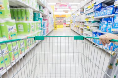 Bulanık modern süpermarket ve bir sürü insan alışveriş yapıyor.