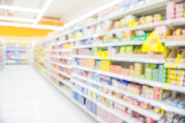 Bulanık modern süpermarket ve bir sürü insan alışveriş yapıyor.