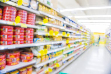 Bulanık modern süpermarket ve bir sürü insan alışveriş yapıyor.