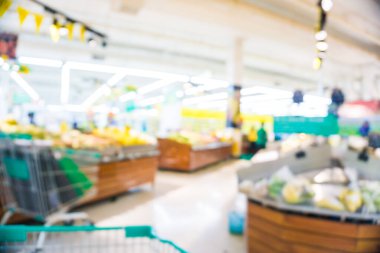 Bulanık modern süpermarket ve bir sürü insan alışveriş yapıyor.