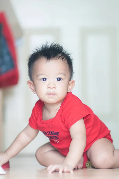 Adorabile Neonato Asiatico Ragazzo Siting Legno Pavimento Giocare Con Giocattolo — Foto Stock