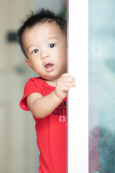 Bebê Menino Vermelho Corpo Terno Prática Segurar Com Porta Casa — Fotografia de Stock
