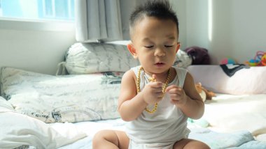 Altın kolye süslemeli zengin erkek bebek. Moda çocuğu.