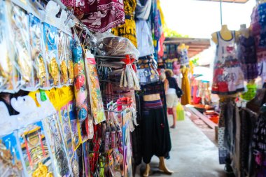 Tayland 'da Dumnoen Saduak yüzer pazarında çeşitli eşyalar satılıyor.