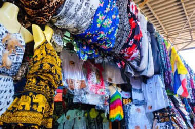 Tayland 'da Dumnoen Saduak yüzer pazarında çeşitli eşyalar satılıyor.