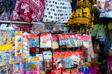 Tayland 'da Dumnoen Saduak yüzer pazarında çeşitli eşyalar satılıyor.