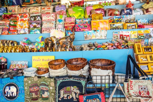 Ποικιλία Αναμνηστικά Προϊόντα Πώλησης Dumnoen Saduak Πλωτή Αγορά Ταϊλάνδη — Φωτογραφία Αρχείου