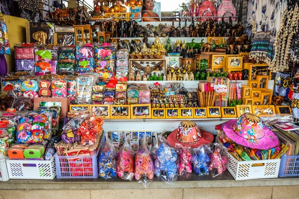 Varietà Souvenir Che Vendono Nel Mercato Galleggiante Dumnoen Saduak Thailandia — Foto Stock