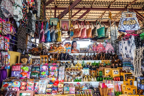 Variedad Artículos Recuerdo Que Venden Dumnoen Saduak Mercado Flotante Tailandia — Foto de Stock