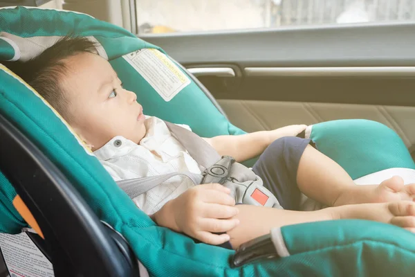 Αξιολάτρευτο Αγοράκι Ξαπλωμένο Στο Κάθισμα Του Αυτοκινήτου Ζώνη Ασφαλείας Ενώ — Φωτογραφία Αρχείου