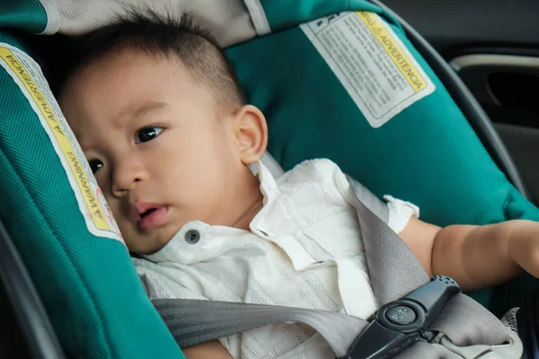 Seyahat sırasında emniyet kemerinde uzanan sevimli bebek, tasarruf arabası.