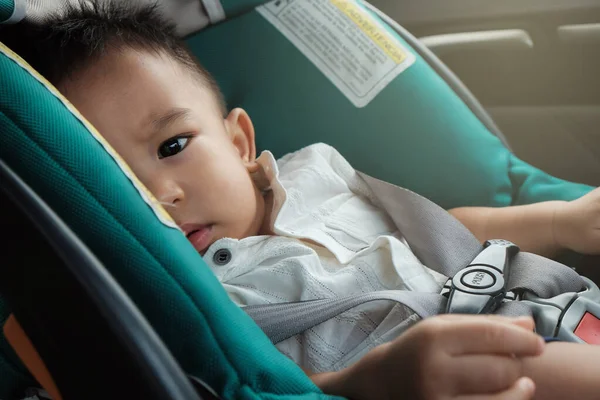 可爱的男婴在旅行途中躺在车座安全带里 野性车 — 图库照片