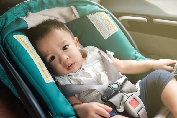 Adorable Bébé Garçon Allongé Dans Ceinture Sécurité Voiture Pendant Voyage — Photo