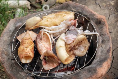 Büyük mürekkep balığı ateşte kızartılmış geleneksel deniz ürünleri, deniz ürünleri objesi.
