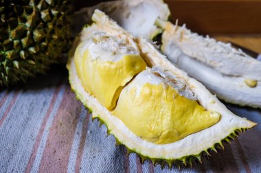 Ahşap zemin üzerinde sarı durian tropik meyvesi, Tayland meyvesi