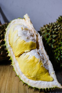 Ahşap zemin üzerinde sarı durian tropik meyvesi, Tayland meyvesi