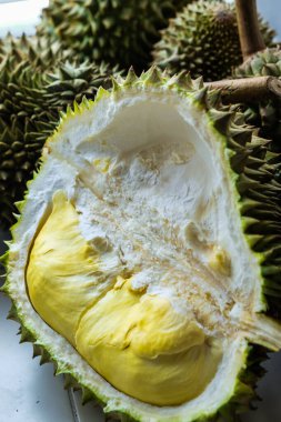Ahşap zemin üzerinde sarı durian tropik meyvesi, Tayland meyvesi