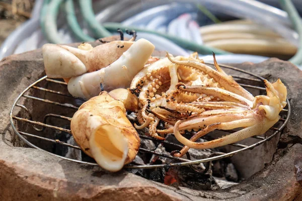 Büyük Mürekkep Balığı Ateşte Kızartılmış Geleneksel Deniz Ürünleri Deniz Ürünleri — Stok fotoğraf