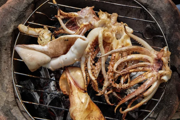 Grande Lula Grelhada Fogo Cozinha Tradicional Objeto Frutos Mar — Fotografia de Stock