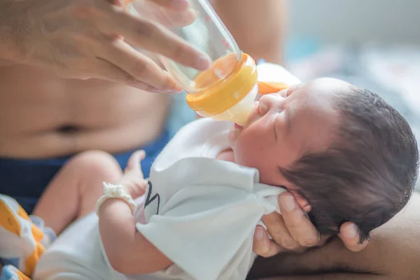 Recién Nacido Bebé Niño Comer Leche Alimentación Por Padre Mes —  Fotos de Stock