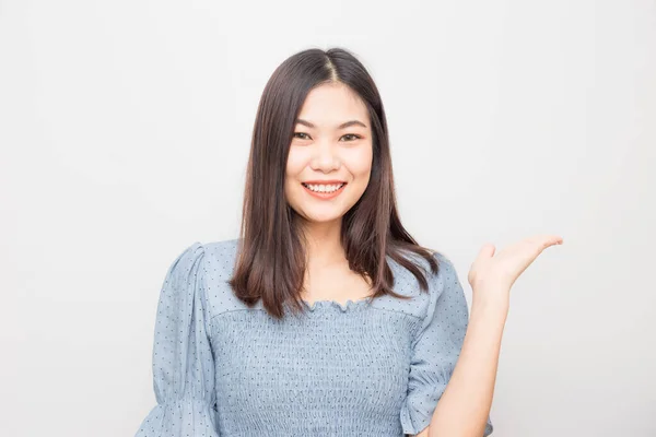 아름다운 미소를 아시아 여인들은 배경에 손으로 환영의 손짓을 — 스톡 사진