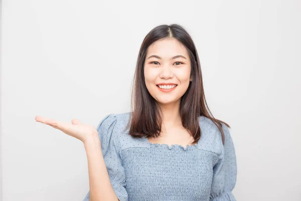 Vackra Leende Asiatiska Kvinnor Visar Välkommen Hand Gest Vit Bakgrund — Stockfoto