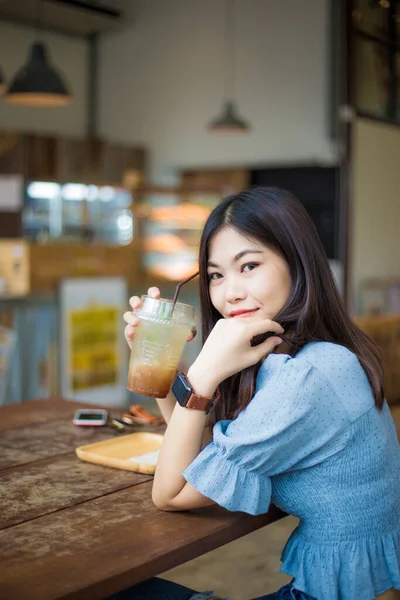 Uśmiechnięte Przedsiębiorcze Kobiety Siedzące Kawiarni Myśląc Pomyśle Biznes — Zdjęcie stockowe