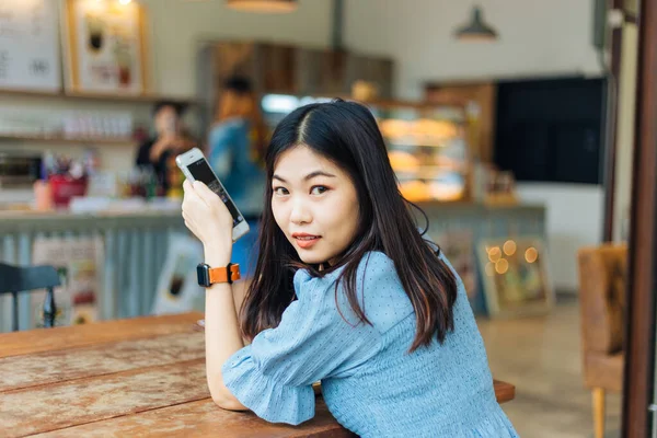 Деловые Азиатки Пользуются Телефоном Сидя Кафе Фоне Людей — стоковое фото