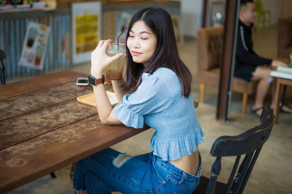 Smiling Entrepreneur Women Sitting Coffee Shop Thinking Business Idea — Stock Photo, Image