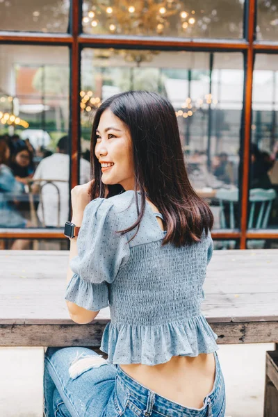 Mujeres Empresarias Sonrientes Sentadas Una Cafetería Pensando Una Idea Negocio —  Fotos de Stock