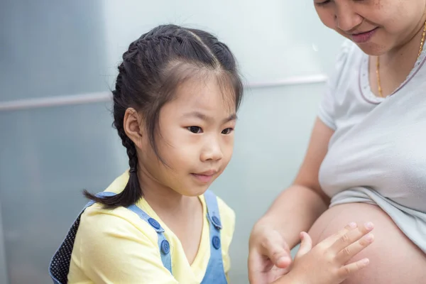 Adorable Asiático Chica Tocando Embarazada Vientre Madre Esperando Hermano — Foto de Stock