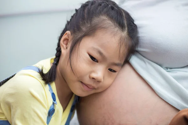 Adorable Asiático Chica Tocando Embarazada Vientre Madre Esperando Hermano — Foto de Stock