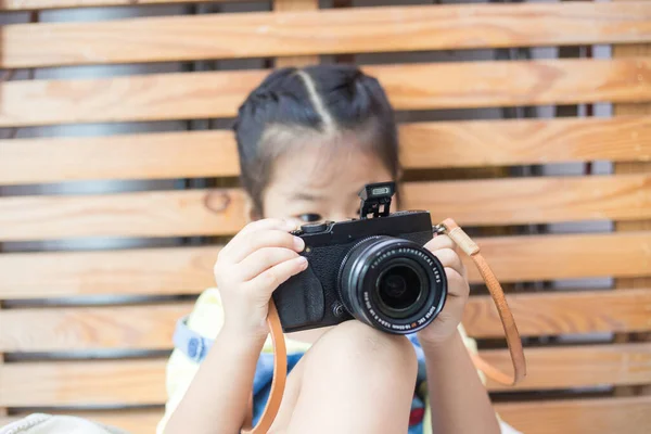 Petite Fille Appréciant Prendre Des Photos Avec Caméra Dans Chambre — Photo
