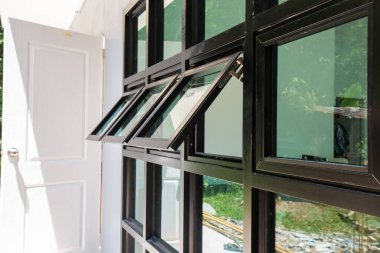 Modern siyah çerçeve cam pencere tropikal ev, güzel ev