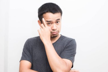 Çekici, gülümseyen Asyalı yakışıklı erkekler beyaz arka planda günlük gömlekler giyerler.