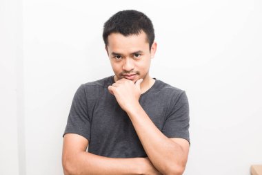 Çekici, gülümseyen Asyalı yakışıklı erkekler beyaz arka planda günlük gömlekler giyerler.